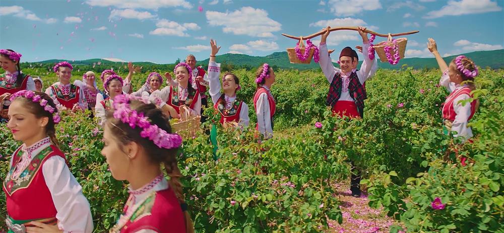 Bulgaria là điểm du lịch thu hút khách, nơi đây thường tổ chức lễ hội hoa hồng
