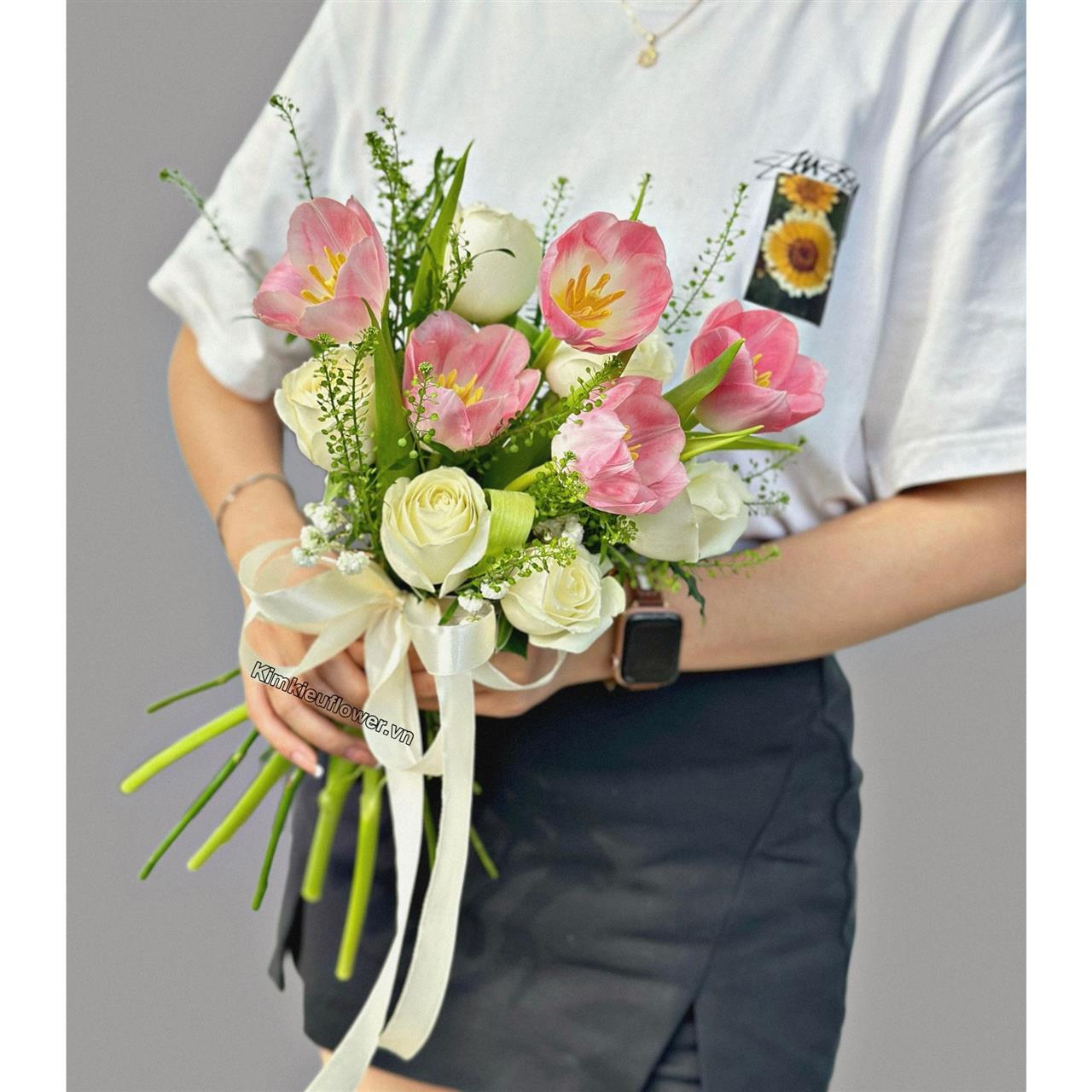 Bó hoa cưới tulip hồng mix hoa hồng trắng - nhẹ nhàng dễ thương nhưng cũng không kém phần sang trọng, thanh lịch