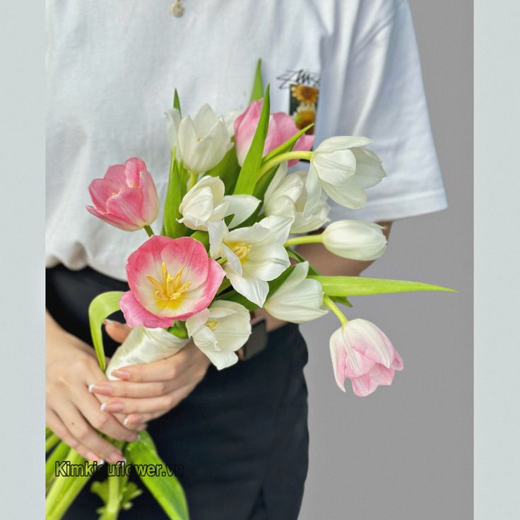 Bó hoa cưới tulip trắng mix tulip hồng - đơn giản, sang trọng, nhẹ nhàng