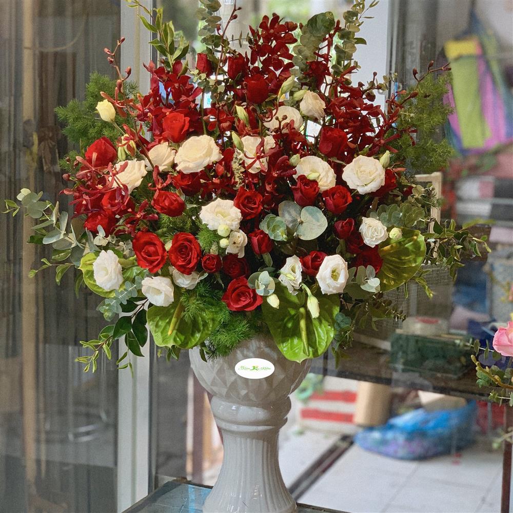 Bình hoa với tone màu trắng đỏ: thích hợp tặng sếp là nữ, tặng vợ 
