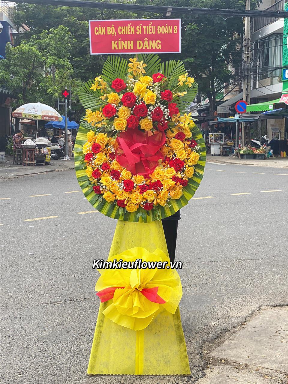 Vòng hoa tone màu tươi sáng dâng tặng các đơn vị bảo tàng hay tại các nhà tù