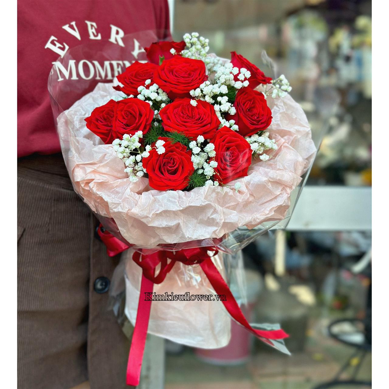 bó hoa hồng đỏ kiểu giấy nhún kèm giấy gương hiện đại