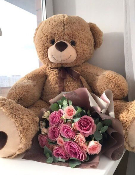 một bó hoa tươi và gấu teddy