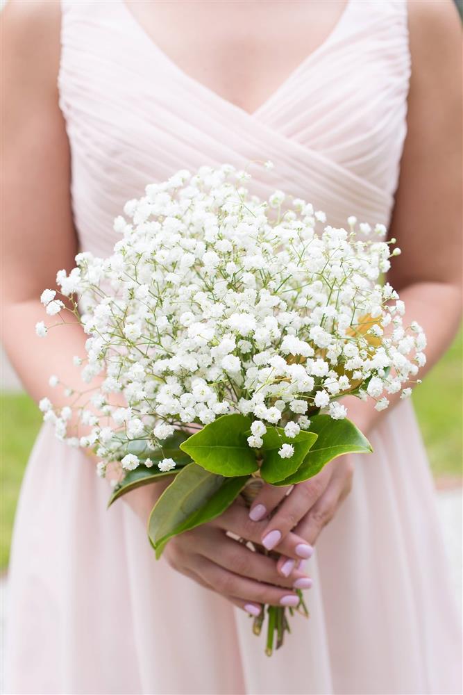 bó hoa baby trắng được cô dâu cầm trên tay mình trong ngày trọng đại nhất của họ
