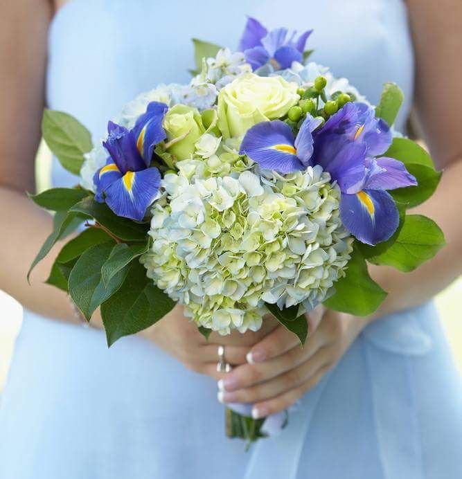 bó hoa cưới cẩm tú cầu mix hoa diên vĩ sang trọng