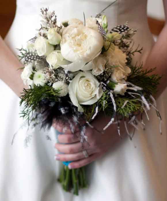 bó hoa cưới được kết hợp từ hoa trà, hoa cúc và hoa hồng