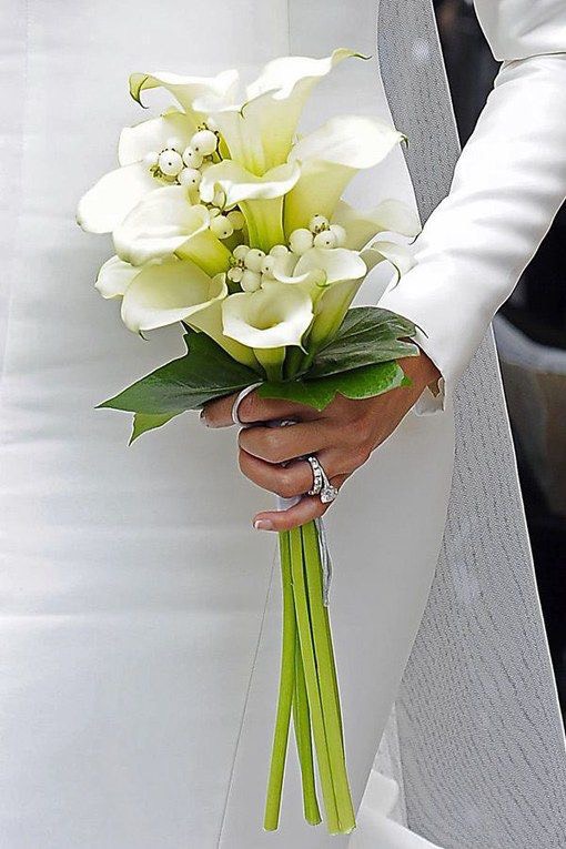 bó hoa cầm tay cô dâu kiểu bó chân dài
