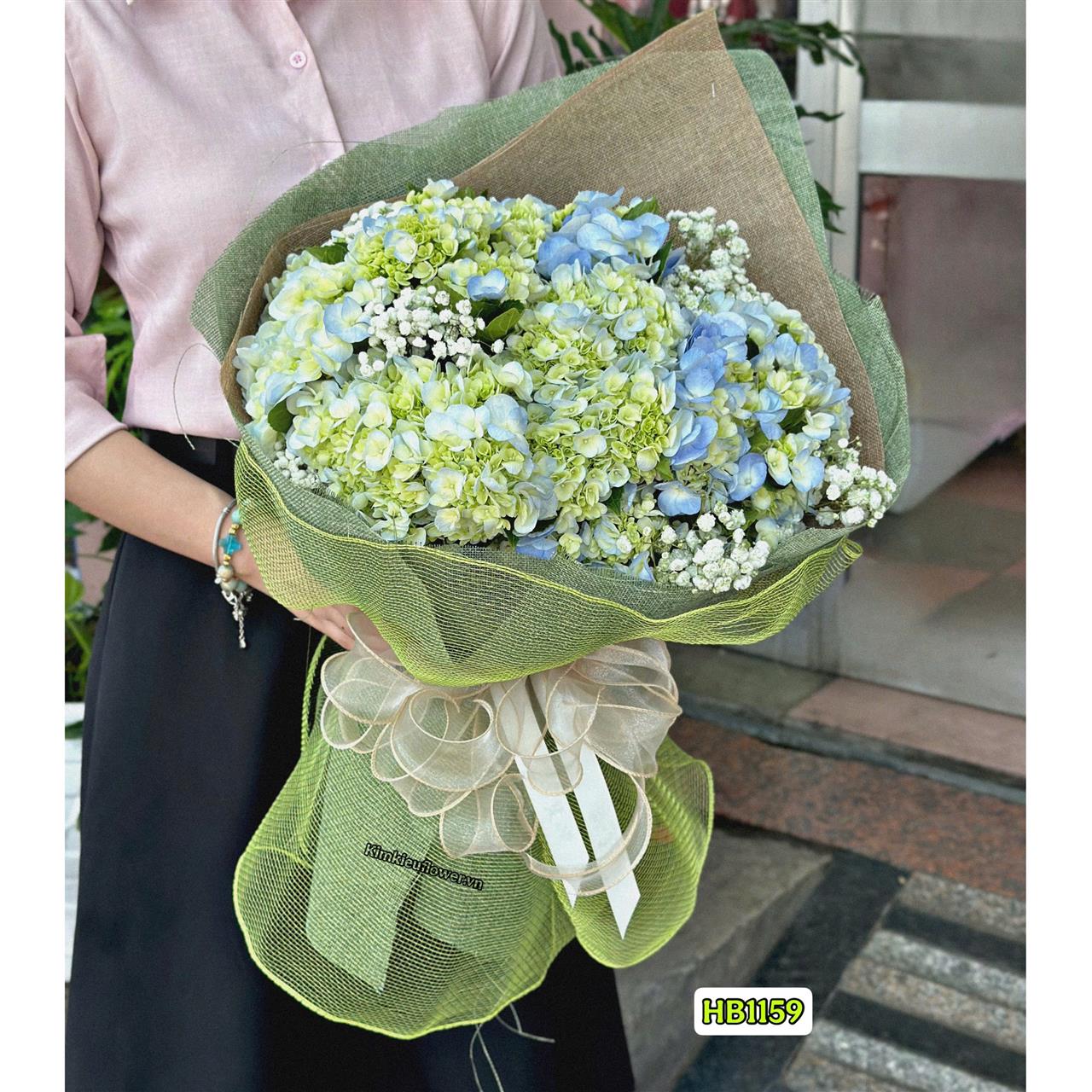 Bó hoa cẩm tú cầu màu xanh bơ, với form bó gọn nhưng kiểu dáng hiện đại