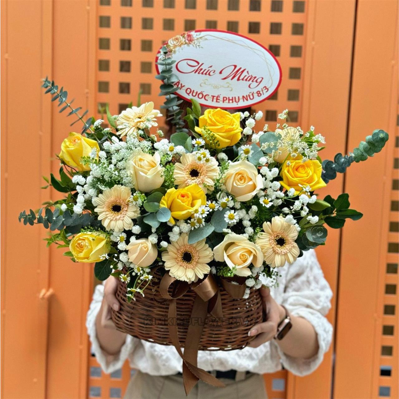 giỏ hoa hồng vàng kết hợp cùng giỏ mây tạo nên giỏ hoa nhỏ nhắn, thích hợp tặng người lớn tuổi