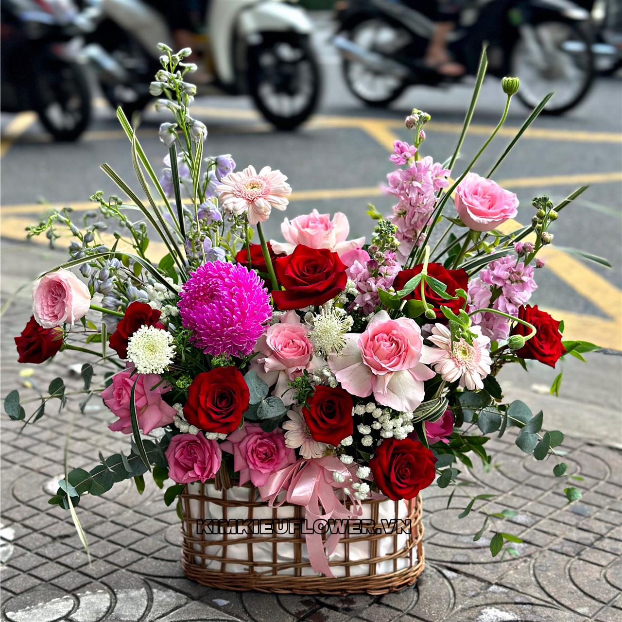 giỏ hoa với kiểu cắm tự nhiên, bay bổng theo phong cách hiện đại với sự kết hợp của nhiều loại hoa sang trọng