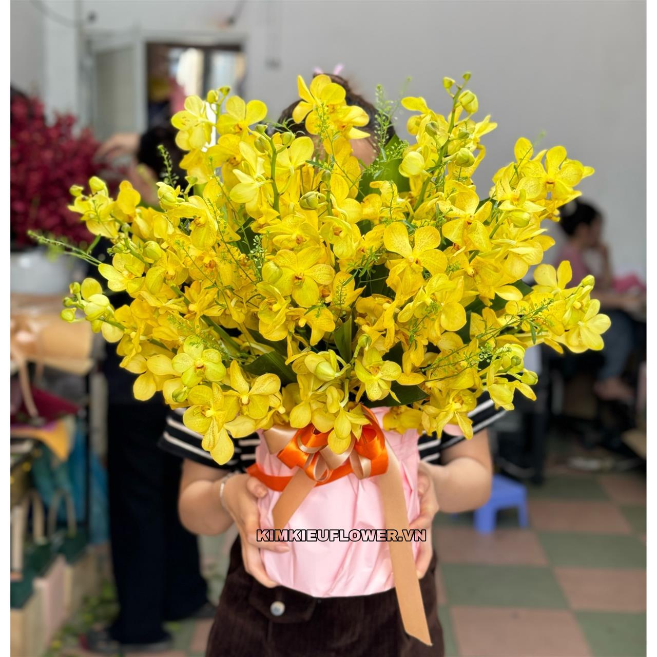 hộp hoa lan mokara vàng dành cho những ai yêu mến loài hoa này