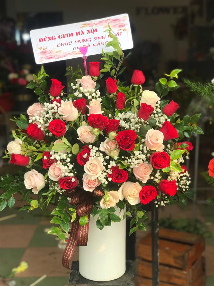 Vase mit roten Rosen, cremerosa