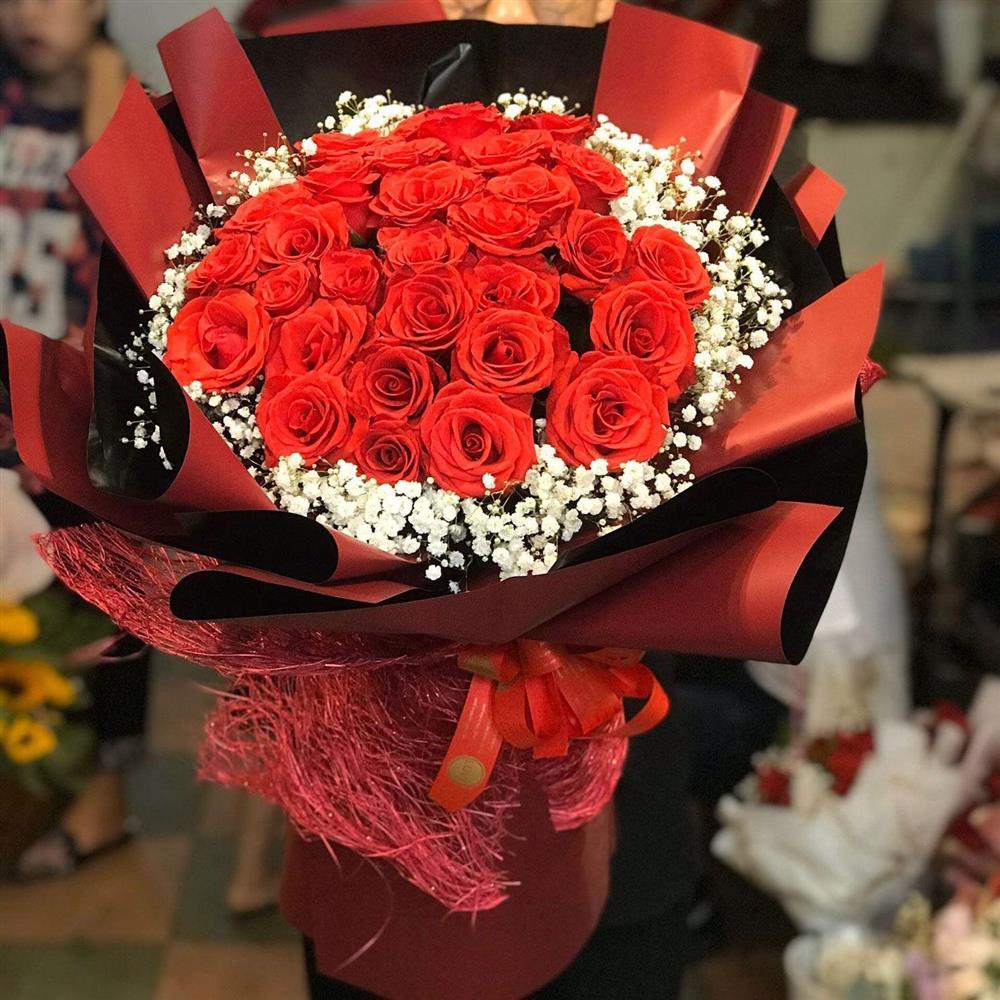bó hoa hồng đỏ lãng mạn gửi đến người mình yêu