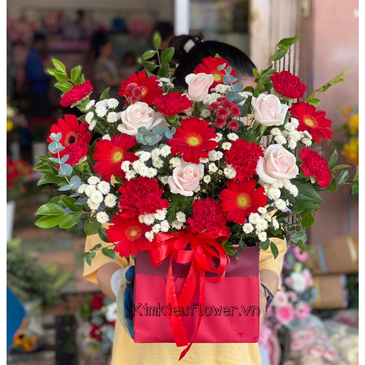giỏ hoa cẩm chướng đỏ mix hồng kem gửi tặng Cha