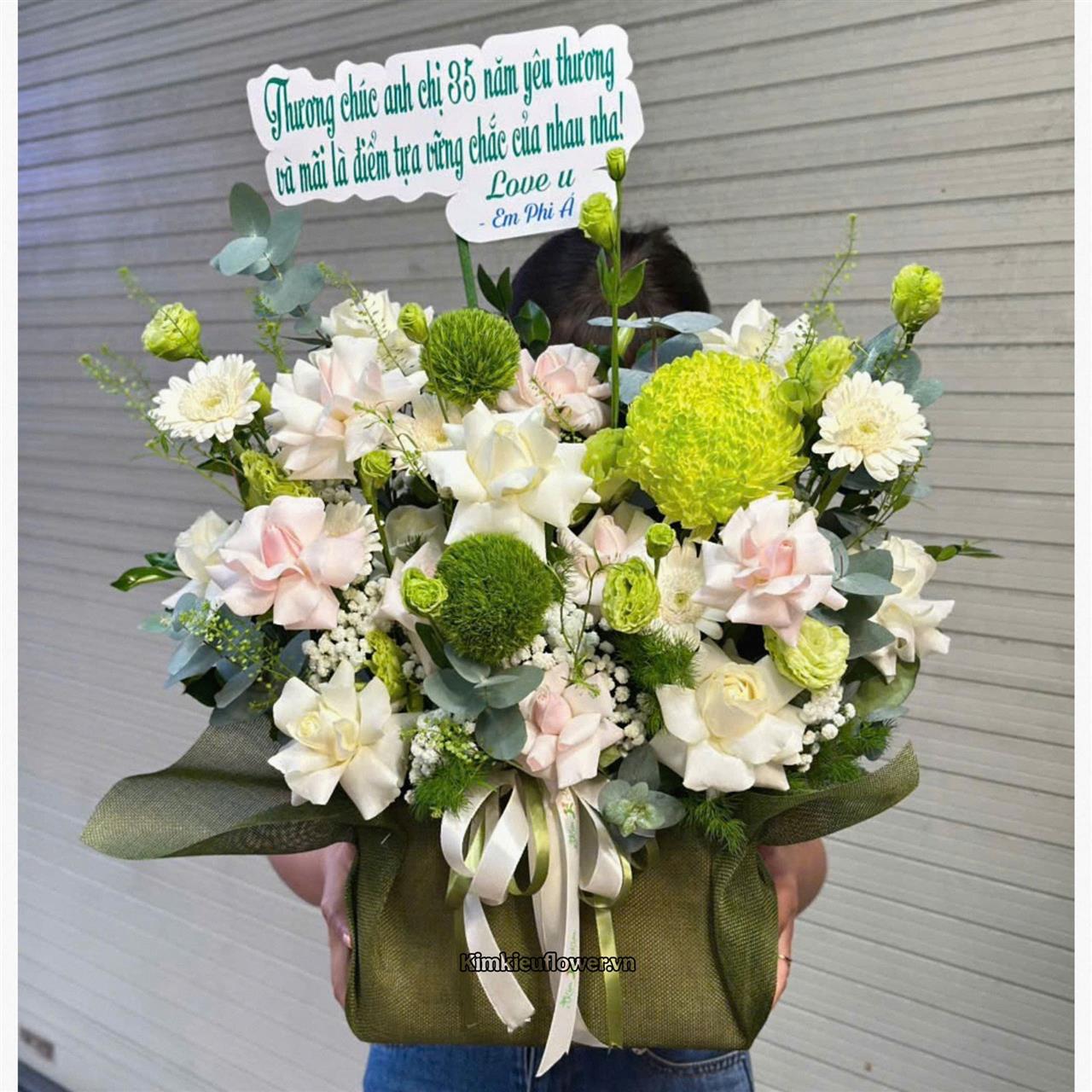 giỏ hoa tone xanh lá nhẹ nhàng, tươi mát