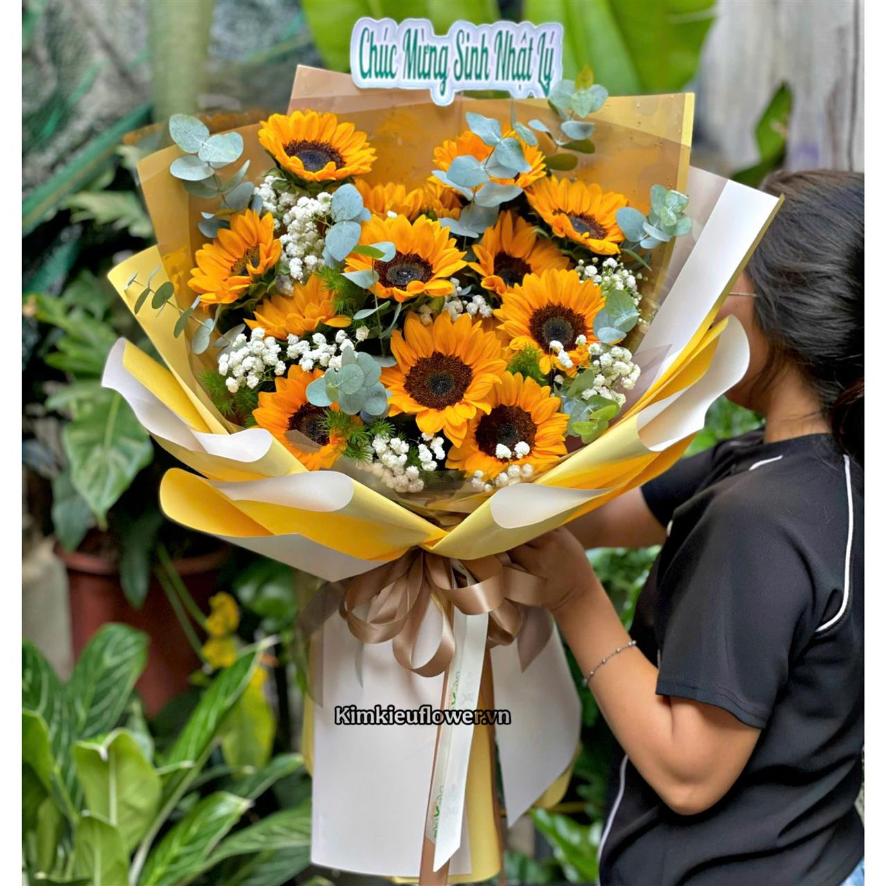 Bó hoa hướng dương tượng trưng cho sự mạnh mẽ, kiên định và luôn hướng về ánh sáng