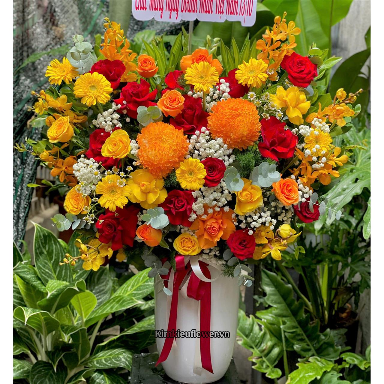 bình hoa tone đỏ vàng rực rỡ