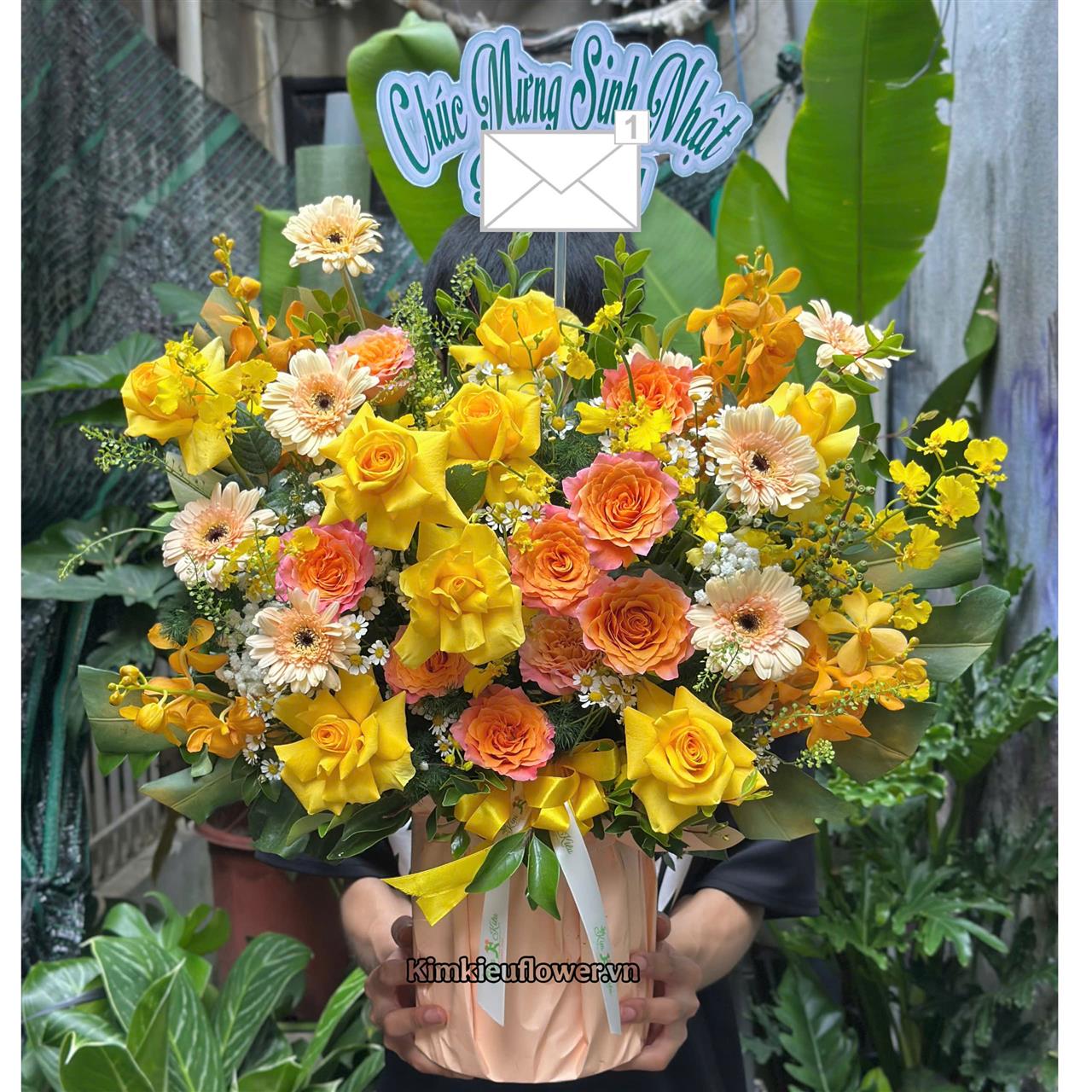 giỏ hoa tone cam mix lan vũ nữ