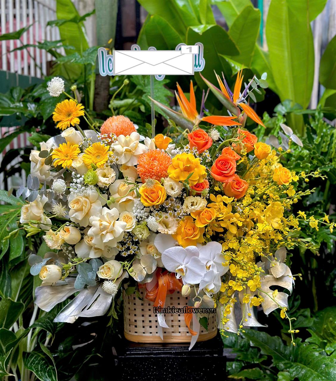 giỏ hoa tone vàng cam mix lan vũ nữ, hồ điệp , thiên điểu