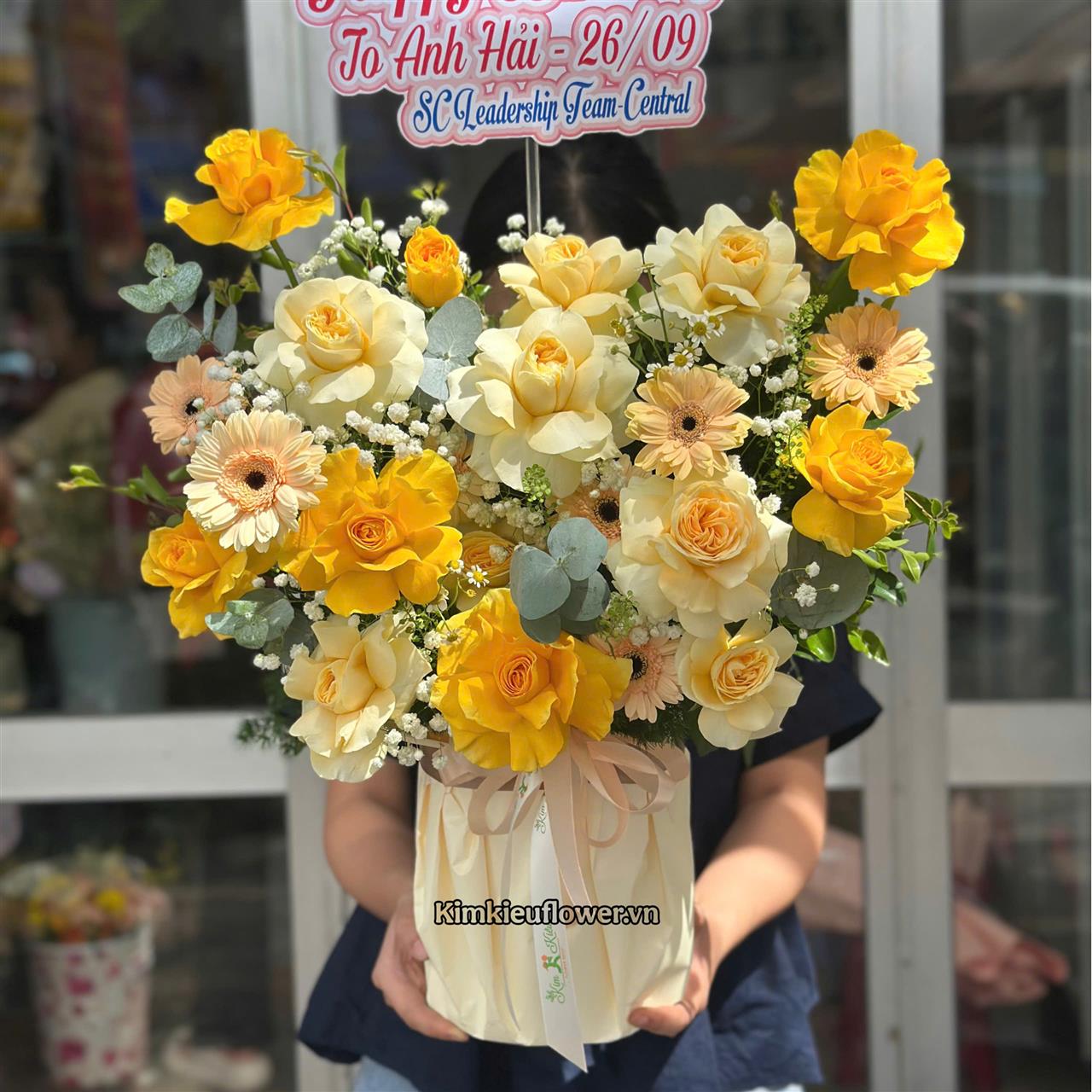 Hoặc một giỏ hoa với lời nhắn: "Con cảm ơn Cha vì đã luôn ở đó "