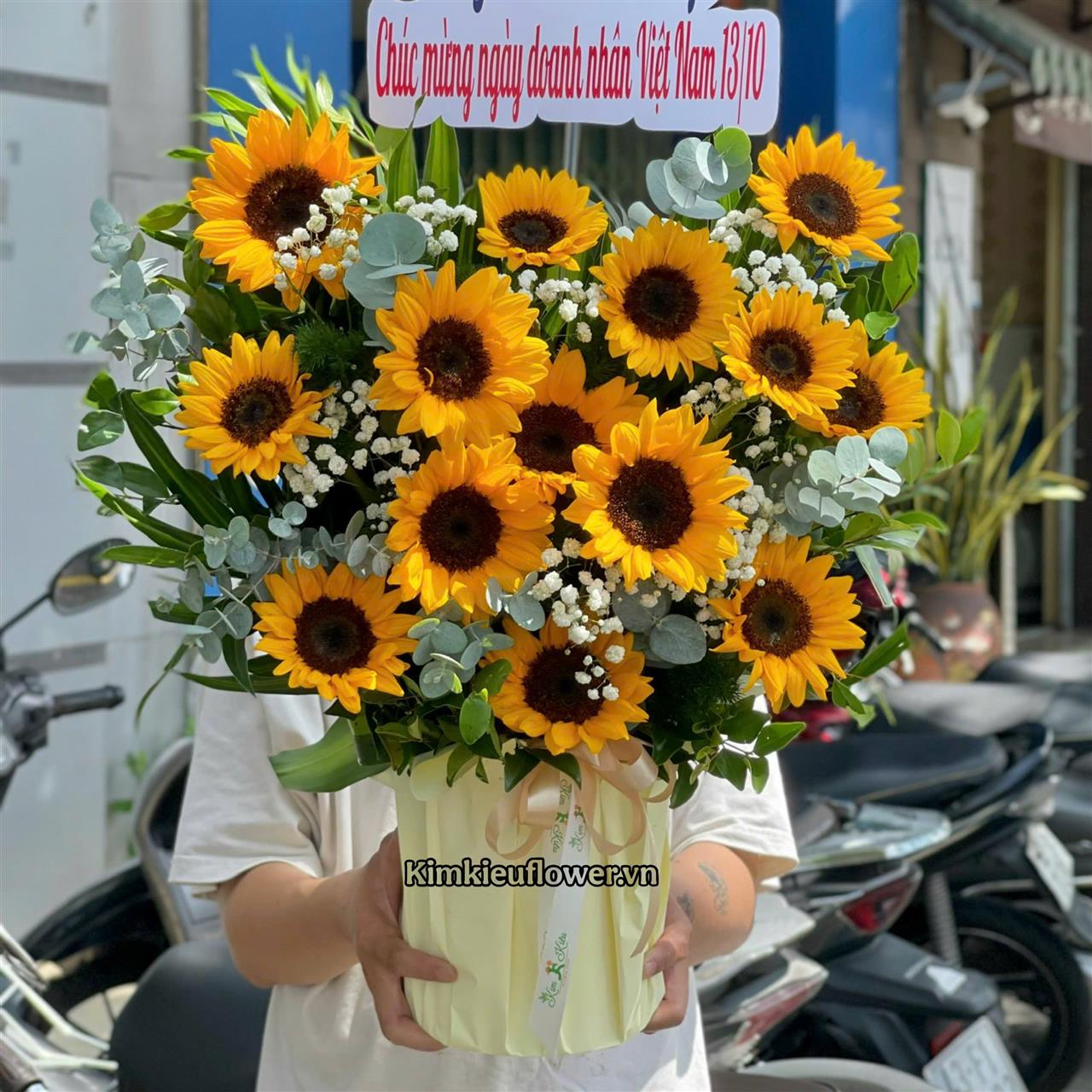 Hoa hướng dương còn là biểu tượng của niềm tin, hy vọng và sự dũng cảm.