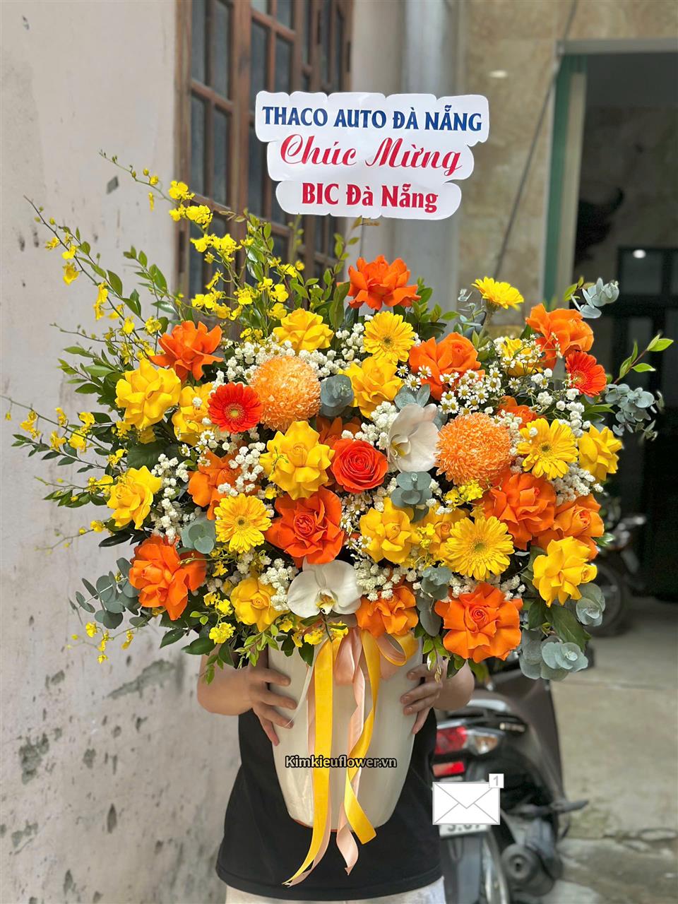 Bình hoa với tone màu vàng cam rực rỡ, gửi tặng đối tác nhận dịp cuối năm