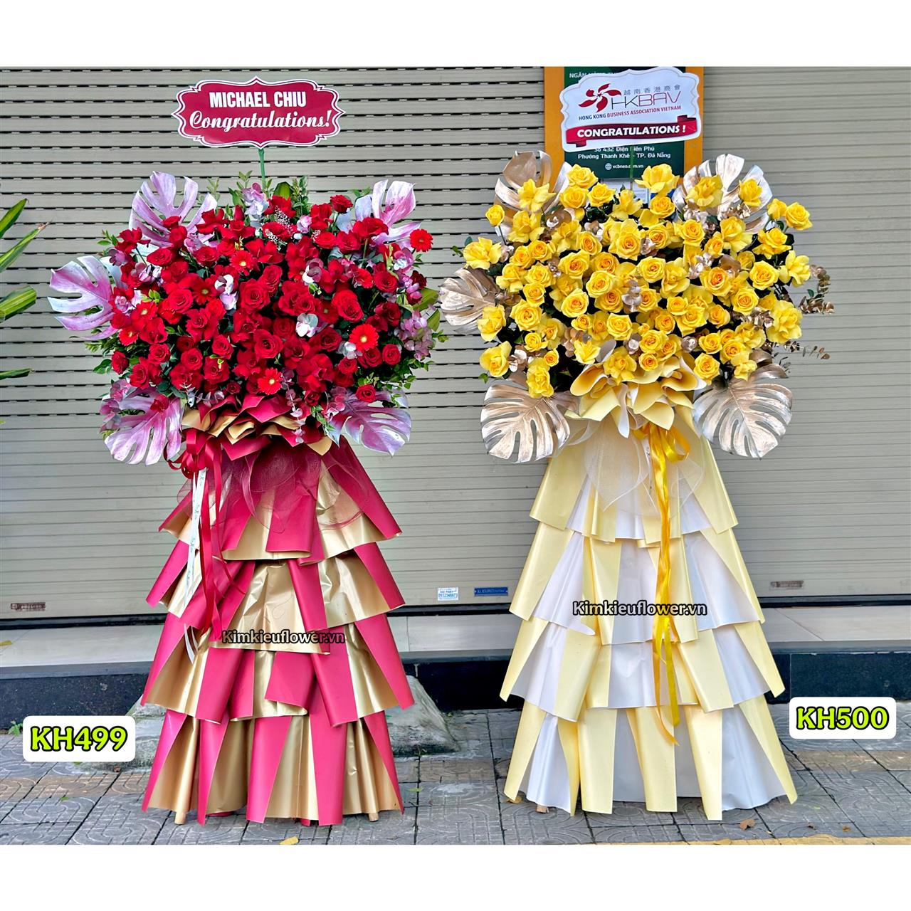 Hai kệ hoa với 2 tone màu tươi sáng, thích hợp tặng khai trương công ty đối tác