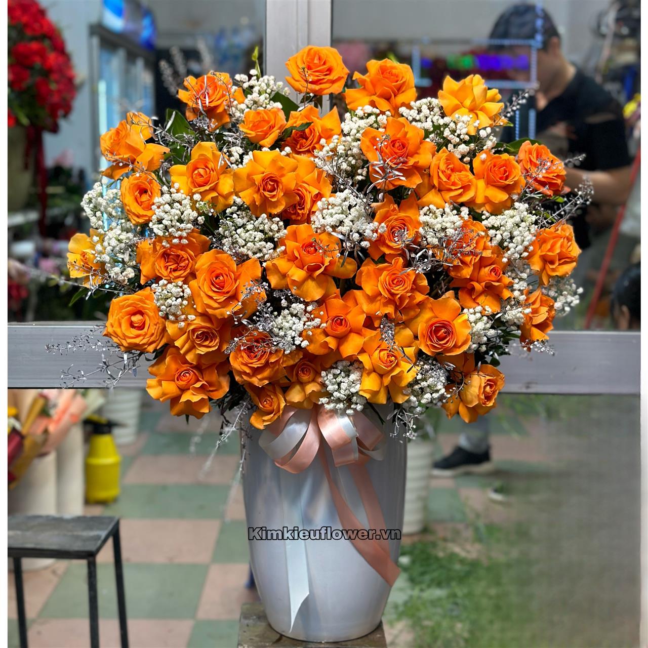 bình hoa cam quốc vương mang đến gia chủ làm ăn phát đạt với tone màu rực rỡ sắc cam
