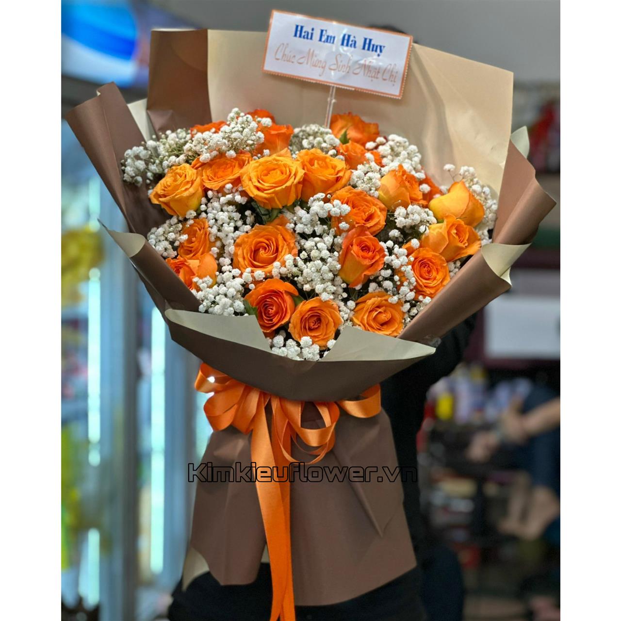 hồng cam quốc vương gửi tới chị gái nhân ngày sinh nhật với bông hoa to tô điểm thêm những cành baby trắng