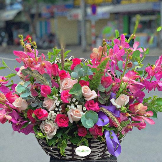 Hoa giỏ hồng kem ,hồng dâu mix lan tím-HG25