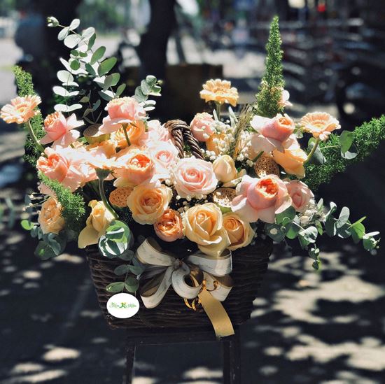 Hoa giỏ hồng nhập mix đồng tiền nhí-HG55