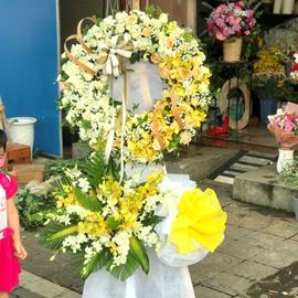 Vòng hoa viếng hoa hồng vàng,trắng- KV25