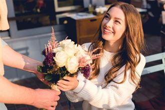 Tặng hoa cho vợ hoặc người yêu thế nào cho lãng mạn?