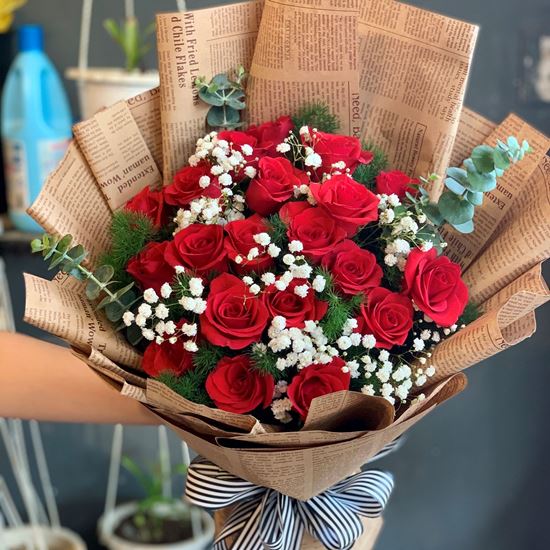 Bó hoa hồng đỏ, giấy báo- HB94