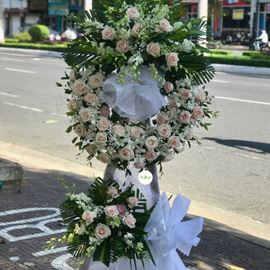 Vòng hoa viếng hồng kem, lan trắng-KV40