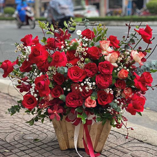Lẵng hoa hồng ohara đỏ, hoa thanh liễu trắng -HG149
