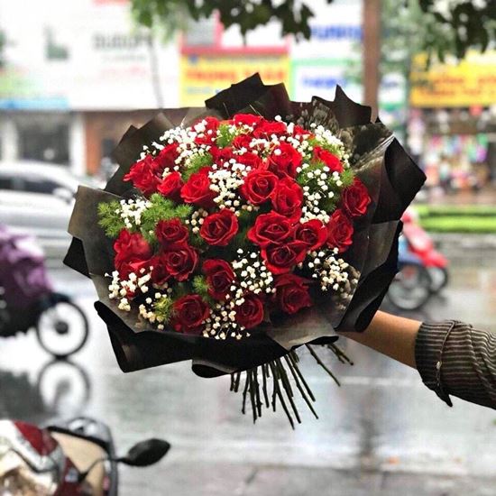 Bó hoa hồng đỏ mix baby pha giấy đen- HB37