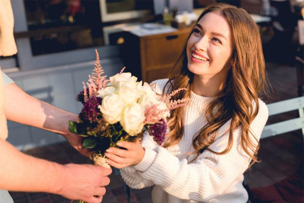 Tặng hoa cho vợ hoặc người yêu thế nào cho lãng mạn?