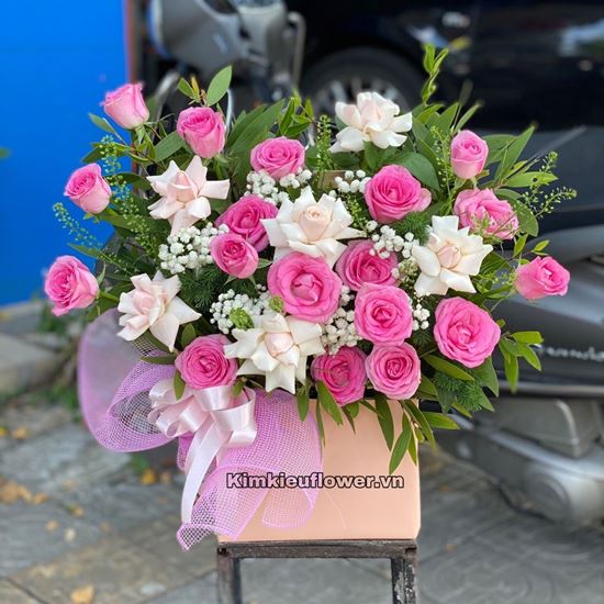 Giỏ hoa hồng kem, dâu - HG576