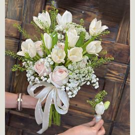 Bó hoa cưới tulip trắng mix hồng kem - HC84