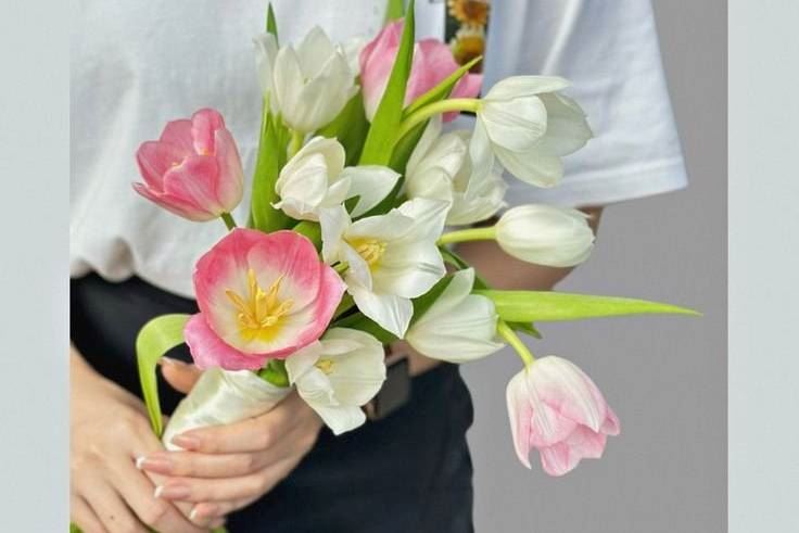Ý nghĩa bó hoa cưới Tulip cầm tay cô dâu
