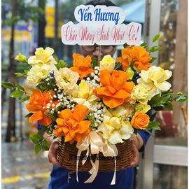 Giỏ hoa hồng cam mix victor vàng - HG774