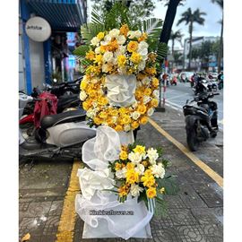 Vòng hoa chia buồn tone vàng trắng - KV727