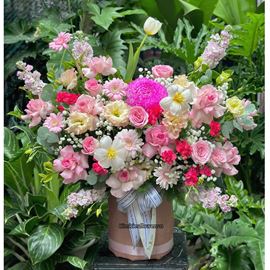 Giỏ hoa chúc mừng tone hồng mix tulip và phi yến - HG951