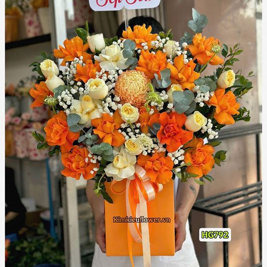 Giỏ hoa hồng cam mix victo vàng - PN96