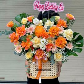 Giỏ hoa chúc mừng tone vàng cam mix cát tường trắng - HG965
