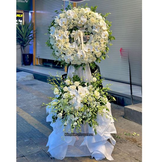 Vòng hoa chia buồn tone trắng mix lan hồ điệp - KV342