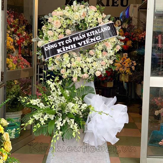 Vòng hoa viếng hồng kem, lan trắng - KV55