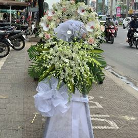 Vòng hoa viếng cúc trắng, lan hồ điệp - KV58