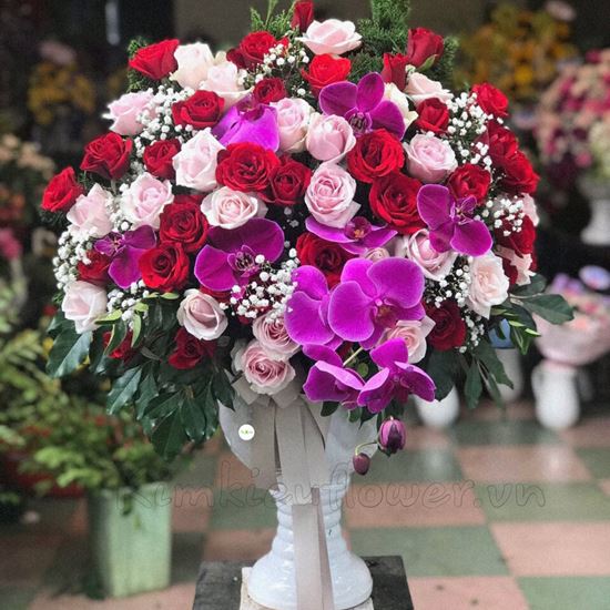 Bình hoa hồng đỏ, lan hồ điệp tím - BI84